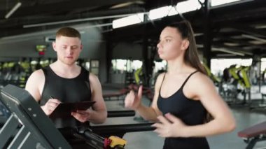 Aktif bir bayan koşucu, limitlerini zorlayan ve yeni fitness hedeflerine ulaşan erkek kişisel antrenörüyle ortak oldu. İki kişi, Erkek Kişisel Eğitmenleriyle Yüksek Yoğunluklu Antrenman Yapıyor