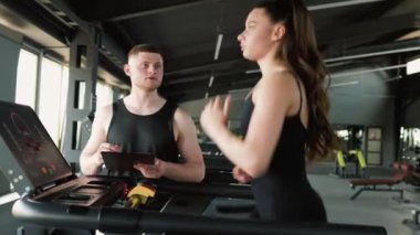 Aralarında farklı etnik kökenlere sahip erkek ve kadınların da bulunduğu bir grup insan, bir erkek eğitmen tarafından yönetilen eğlenceli ve enerjik bir çalışma sınıfına katılıyorlar..