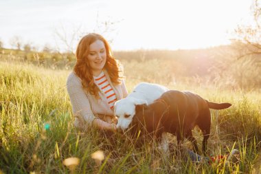 Sunset Joyride Woman ve Labrador Dogs Playful Fun 'a katılıyor. Kadın ve labradoru açık havanın güzelliğini kucaklıyor.