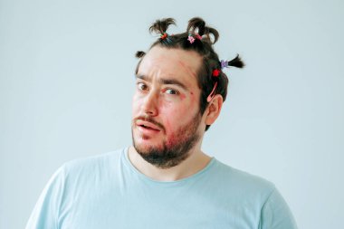 Makyajlı sakallı bir adam eğleniyor ve komik surat yapıyor. Sıradışı Makyaj Deneyimi