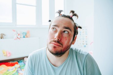 Komik bir adam suratını buruşturuyor, seyirciyi eşsiz yüz ifadeleriyle eğlendiriyor ve morallerini yüksek tutuyor. Gülen Sakallı Komik Surat Atan Komik Sakallı Adam