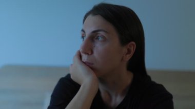 Gecenin sessizliğinde, genç bir kadın, yüzü üzüntüyle gölgelenmiş yatağında oturur. Düşüncelere dalmış, depresyon ve yalnızlığın ağır yükünü çekiyor..
