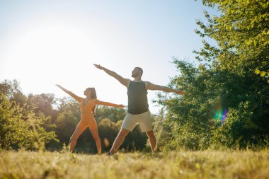 Aktif Takım Erkek ve Kadın Sporcular Eğitime Başladı. Kardiyo Seansı Fit Çifti Açık Hava Sporu Yapıyor, Atletizm Ruhu