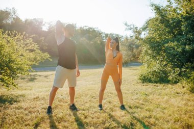 Açık hava egzersizi Fit Ranch Jimnastik Uygulaması. Dinamik Egzersiz Erkeği ve Kadın Jimnastik, Atletizm Ruhu