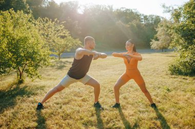 Açık havada spor yapan sporcular sabahları idman yapıyor. Sabah dışarıda antrenman yapan iki sporcu, atletik ruh.