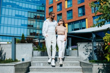 Bu büyüleyici görüntü, genç bir çiftin açık havada birlikte vakit geçirirken derin bağlarını ve mutluluklarını yansıtıyor..