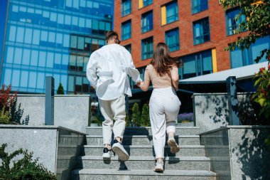 Bu fotoğrafta aşk ve dostluk çok güzel tasvir ediliyor. Gerçek gülümsemelerini ve neşelerini dışarıda birlikte vakit geçirirken yakalıyorlar..