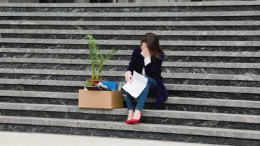 Çökmüş Umutlar Orta Yaşlı Kadın Merdivende oturuyor, okuyor. Orta yaşlı, sorunlu kadın merdivenlerde sıkıntılı.