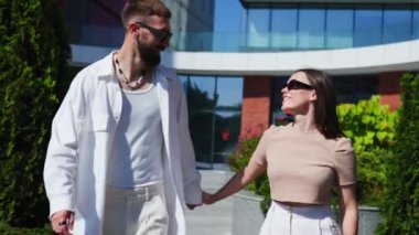 İki kişi, bir erkek ve bir kadın, sevgilerini dışarıda gösteriyorlar. Açık havada kucaklaşan sevecen genç çift.