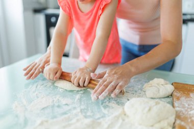 Bir anne-kız hamuru hazırlarken ve mutfakta kaliteli aile zamanlarının keyfini çıkarırken ev içi uyum havayı dolduruyor. Ev Mutfağı Maceraları Anne ve Kızları Dondurması