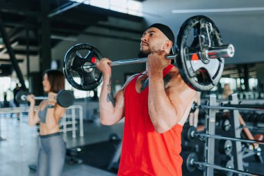 Amerikalı bir erkek ve İspanyol bir kadın spor salonunda sıkı bir halter seansına girerler. Kararlılıklarını ve sağlıklarına olan bağlılıklarını gösterirler..