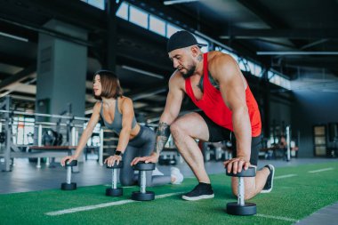 Spor salonunda, cinsiyet ve etnik kökenlere yayılmış çeşitli gerçek insanlardan oluşan bir grup, yoğun halter egzersizleri yoluyla fiziksel hünerleri üzerinde çalışmak için güçlerini birleştiriyor..