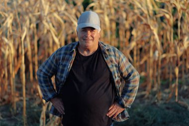 Kırsal bir tarlada şapka takan kıdemli bir çiftçinin portresi. Yaşlı adam kampta kendini işine adamış bir işçi olarak gösterilir, çiftçilik hayatının özünü somutlaştırır..