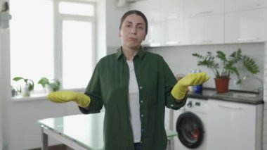Lastik eldivenli genç bayan evini temizlemeye hazır.
