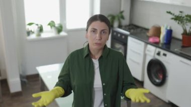 Lastik eldivenli genç bayan evini temizlemeye hazır.