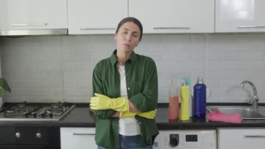 Lastik eldivenli genç bayan evini temizlemeye hazır.