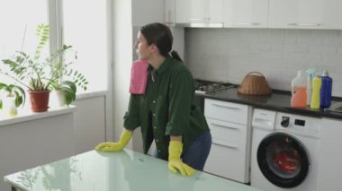Lastik eldivenli genç bayan evini temizlemeye hazır.