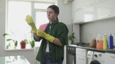 Lastik eldivenli genç bayan evini temizlemeye hazır.
