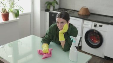 Kadın evini temizledikten sonra yoruldu.