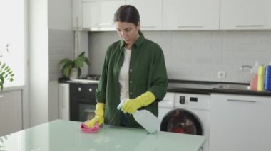 Genç bayan evini temizliyor.