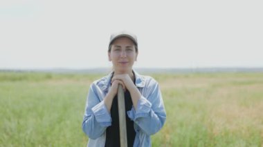 Mısır tarlasında kürekle çiftçi. Tarım kavramı. Mısır tarlasındaki tarımcı.