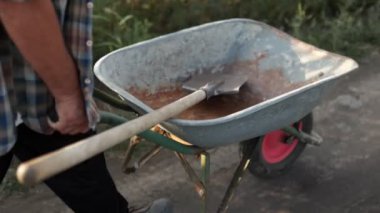 Mısır tarlasında çalışan çiftçi. Tarım kavramı. Ziraatçi 