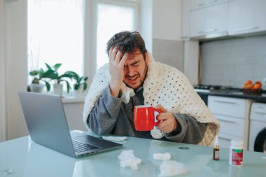 Gribe yakalanmış genç bir adam evinde mevsimsel acılara katlanıyor. Baş ağrısından bitkin halde, mutfakta oturuyor, titriyor, yorgana sarılmış ve özenle dizüstü bilgisayarı üzerinde çalışıyor..