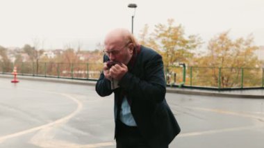 Yaşlı, sakallı, ciddi grip belirtileri gösteren, mevsimsel hastalıklar, hapşırma ve öksürük belirtileri gösteren, kıdemli sağlık hizmetleri ve gribin acı gerçeklerini gösteren bir adam..