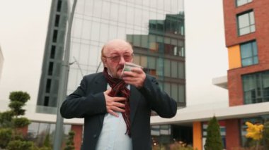 Yaşlı, sakallı, ciddi grip belirtileri gösteren, mevsimsel hastalıklar, hapşırma ve öksürük belirtileri gösteren, kıdemli sağlık hizmetleri ve gribin acı gerçeklerini gösteren bir adam..