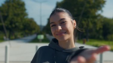 Genç, esmer bir kadın parktaki parlak ve güzel bir günde dışarı davet ediyor..