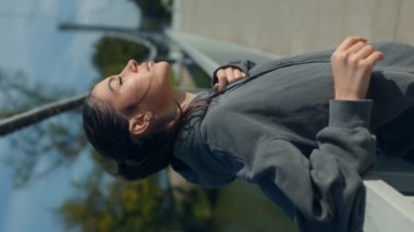 Parkta güzel bir günde, açık havada poz veren esmer bir kadın..