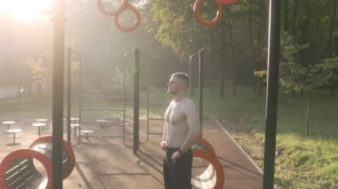  Erkek sporcu spor sahasında dinleniyor 