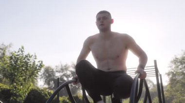  Erkek sporcu spor sahasında egzersiz yapıyor. 