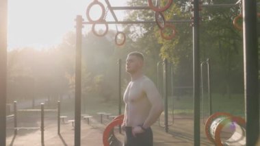  Erkek sporcu spor sahasında dinleniyor 