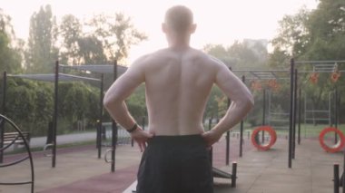  Erkek sporcu spor sahasında dinleniyor 
