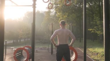  Erkek sporcu spor sahasında dinleniyor 