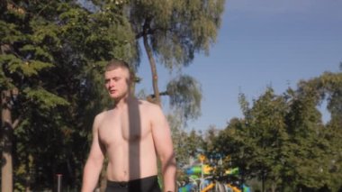 Konsantrasyon anında yakalanan bu genç zinde adam açık hava eğitimine hazırlanıyor. Sağlık ve fiziksel sağlığa olan bağlılığını vurguluyor..