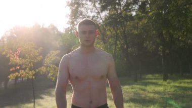  Erkek sporcu parkta yürüyor 