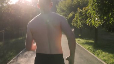  Erkek sporcu parkta koşuyor. 