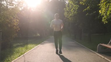  Erkek sporcu parkta koşuyor. 