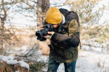 Sırt çantası ve kamerayla donatılmış yalnız bir yürüyüşçü, kış yolculuğunun her adımını kar ve maceranın görsel bir öyküsüne çevirerek fotoğraf macerasına başlar..