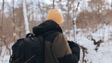 Donmuş Rüyalar Donmuş manzaraları bir rüya manzarasına çeviriyor, sakallı bir Amerikan yürüyüşçüsü kış harikalar diyarında yol alıyor, her adım resimli bir maceranın fırça darbesi