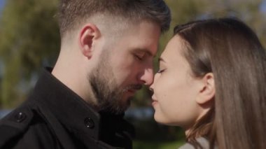 Bir karı koca, sonbahar aylarında açık havada, yüzleri nazikçe birbirine dokunur. Bu sahne, çift arasında sessiz ve içten bir bağın altını çiziyor..