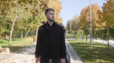 Bir çift, sonbahar parkında aşkı ve kahkahaları kutluyor. Kadın sevinçle kocasının sırtına atlıyor. Mevsimin sıcaklığını, neşesini ve romantizmini yakalıyor..