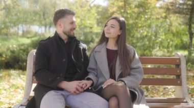 Altın yapraklarla dolu bir sonbahar parkında, bir çift birlikte bir bankta oturur, birbirlerine eşlik ederek eğlenirler. Sahne sıcak, romantik ve aşkla dolu..