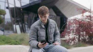 Şehir sahnesinde elinde telefonla müzik dinleyen rahat bir genç vardı. Modern gençliğin kaygısız, birbirine bağlı yaşam tarzını yakalamak.