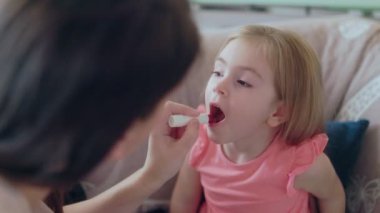 Anne, kızına ruj sürüyor. Evde geçirdikleri mutlu dakikalardan zevk alıyorlar. Sevgiyi, bağlantıyı ve kaliteli aile zamanlarını vurguluyorlar..