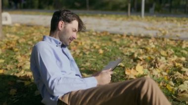 Çimenli bir parkta, Amerikalı bir adam sessiz bir okuma seansından zevk alır. Serin ortam ve temiz hava, açık hava deneyimini rahatlatıyor ve gençleştiriyor.