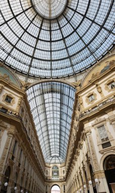 Büyük kubbeli bir binanın içinde. Tavan camdan yapılmış ve bir sürü penceresi var.