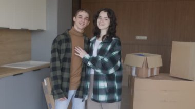 Dairelerini yenileme sürecinde olan siyah saçlı genç bir çift. Kameraya bakıyorlar, gömlek giyiyorlar ve yeni yolculuklarına başlamak için sabırsızlanıyorlar..